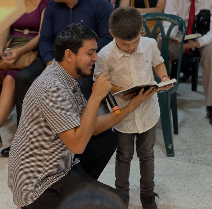Padre e hijo leyendo la Biblia