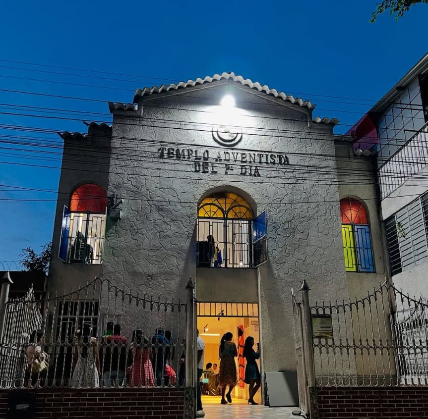 Templo Adventista El Jordán al anochecer